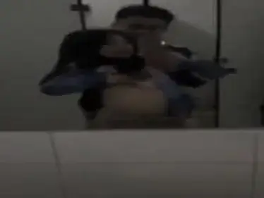 Main Berdiri Di Kamar Mandi Hotel